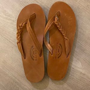 Like new, Rainbow women’s leather sandal in classic tan brown size m (6.5-7.5)
